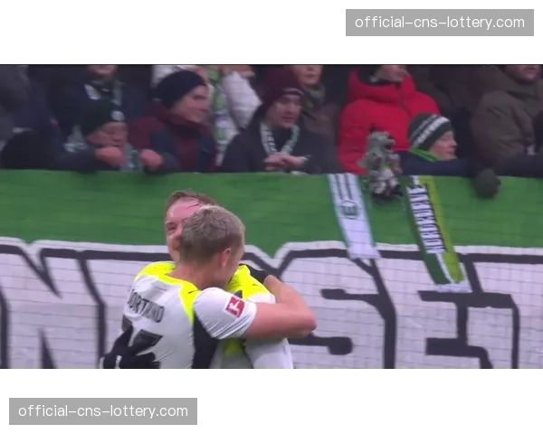 比赛瞬间:第70分钟,多特蒙德前场高压造成对手回传失误 比赛瞬间:第70分钟,多特蒙德前场高压造成对手回传失误